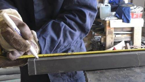 Как отрезать трубу под 45 градусов болгаркой. Как выполняется резка профильной трубы