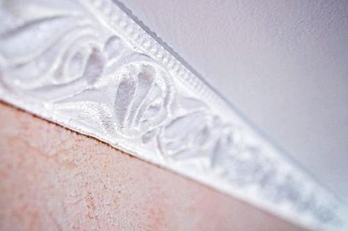 Как клеить молдинги на потолок. Виды молдингов