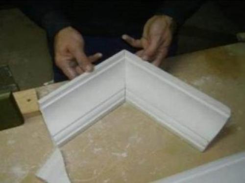 Правильный угол потолочного плинтуса. Первый способ — с помощью стусла 07