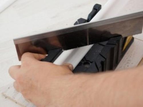 Как правильно самому обрезать потолочный плинтус. Внутренние и наружные углы без шаблонов 05