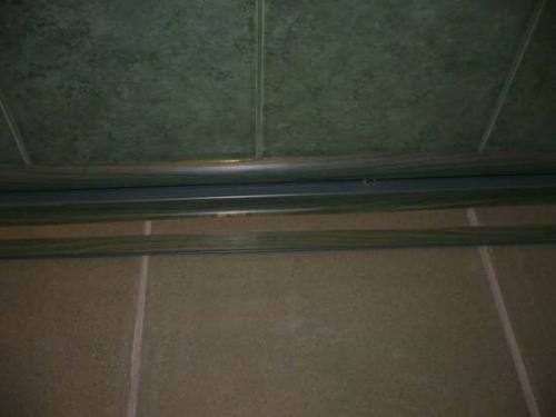 Потолочный плинтус в ванной комнате. Советы, как выбрать плинтус в ванную комнату и туалет 05