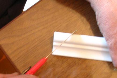 Как отрезать потолочный плинтус, если углы не 90 градусов. Как резать плинтус, если углы не прямые