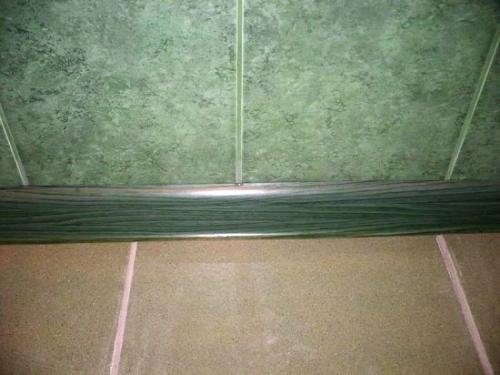 Потолочный плинтус в ванной комнате. Советы, как выбрать плинтус в ванную комнату и туалет 20