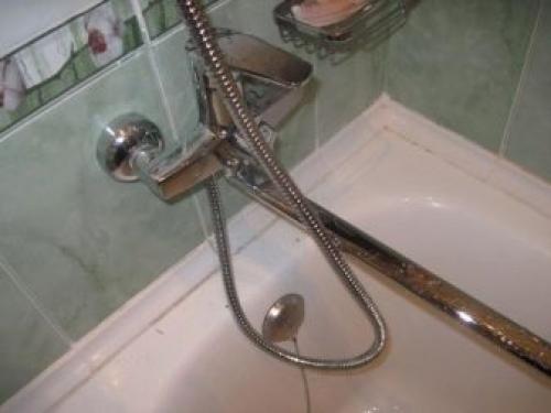 Потолочный плинтус в ванной комнате. Советы, как выбрать плинтус в ванную комнату и туалет 11