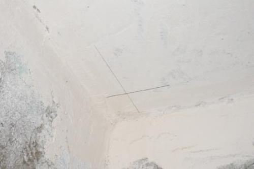 Как отрезать потолочный плинтус, если углы не 90 градусов. Как резать плинтус, если углы не прямые