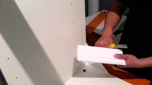 Как правильно самому обрезать потолочный плинтус. Внутренние и наружные углы без шаблонов 03