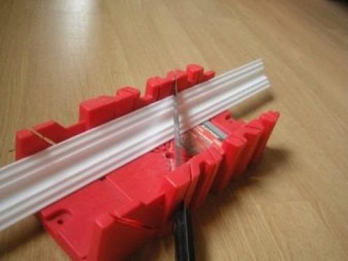 Как правильно самому обрезать потолочный плинтус. Внутренние и наружные углы без шаблонов 04