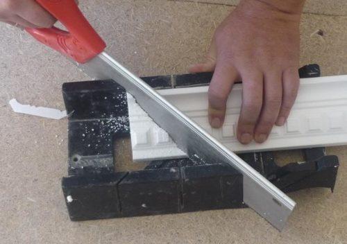 Чем резать потолочный багет.. Как сделать углы на потолочном плинтусе с использованием стусла