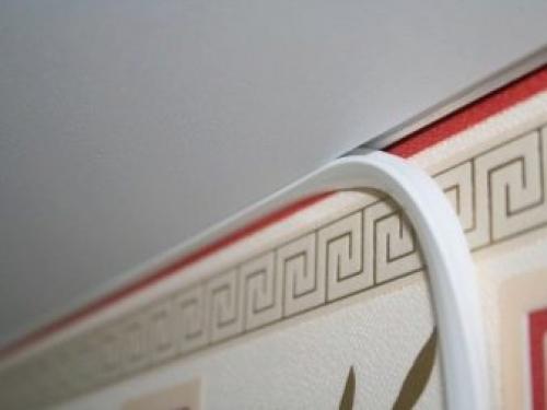 Полиуретановый багет на натяжном потолке. Зачем нужен плинтус 09 Полиуретановый багет на натяжном потолке. Зачем нужен плинтус 09