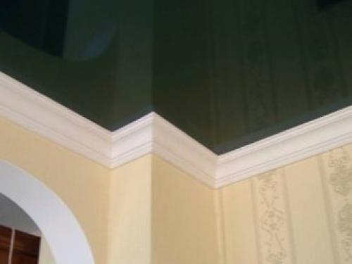 Полиуретановый багет на натяжном потолке. Зачем нужен плинтус 15 Полиуретановый багет на натяжном потолке. Зачем нужен плинтус 15