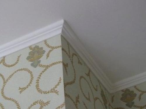 Полиуретановый багет на натяжном потолке. Зачем нужен плинтус 11 Полиуретановый багет на натяжном потолке. Зачем нужен плинтус 11