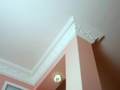 Полиуретановый багет на натяжном потолке. Зачем нужен плинтус 12 Полиуретановый багет на натяжном потолке. Зачем нужен плинтус 12
