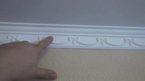 Полиуретановый багет на натяжном потолке. Зачем нужен плинтус 10 Полиуретановый багет на натяжном потолке. Зачем нужен плинтус 10