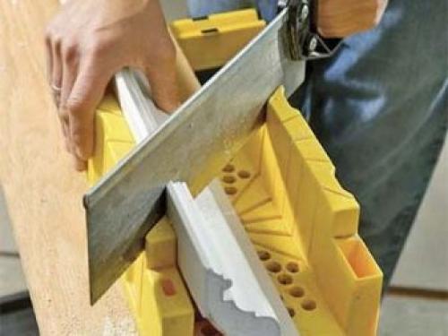 Чем резать багет для натяжного потолка. Как правильно запилить багет для натяжного потолка? 03