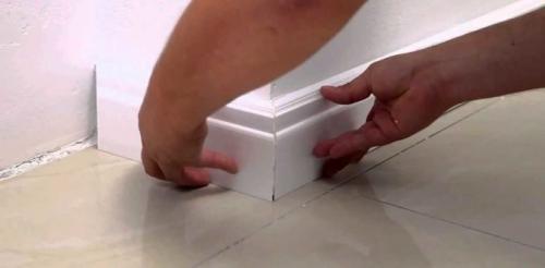 Плинтус из дюрополимера на обои. Клей для полиуретановых плинтусов