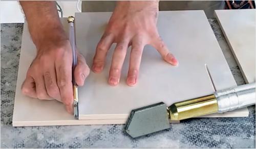 Как пилить плитку по.  Как правильно подрезать плитку под 45 градусов? 08