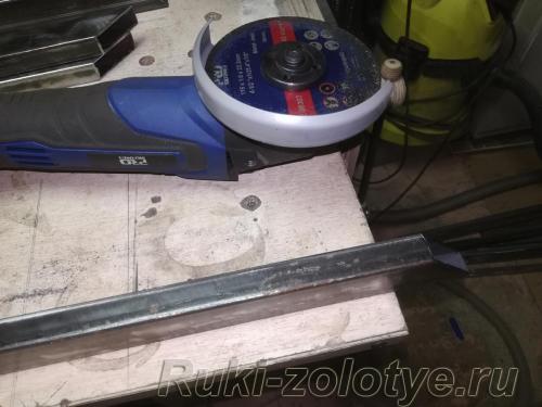 Как разрезать профильную трубу по длине. Как ровно отрезать профильную трубу болгаркой 09