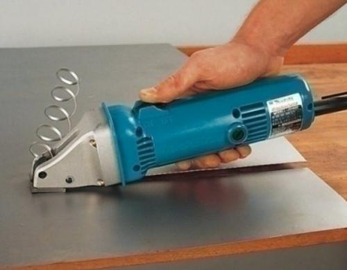 Как резать профнастил ножницами. Чем резать профнастил