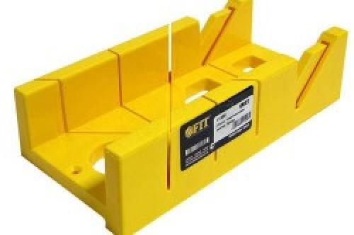 Как зарезать потолочный плинтус с помощью стусла. Обрезка внутренних углов