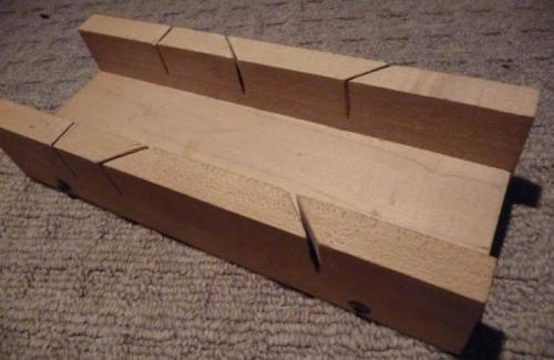 Как отпилить наличник под 45 градусов без стусла. Как отрезать наличник под 45 градусов без стусла