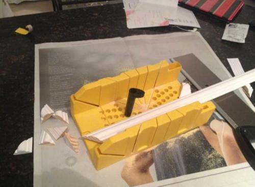 Как отпилить наличник под 45 градусов без стусла. Как отрезать наличник под 45 градусов без стусла