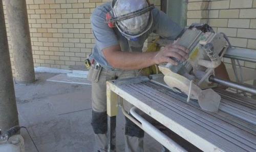 Запил плитки под 45 градусов плиткорезом. Электрический плиткорез