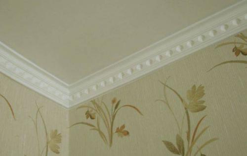 Как клеить широкие багеты. Чем приклеить багет для потолка, чтобы не отвалился