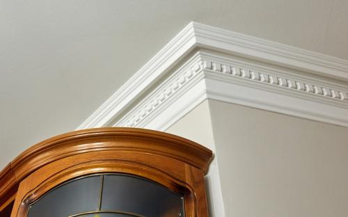 Чем клеить потолочный плинтус из полистирола. Как правильно приклеить потолочный плинтус из пенопласта