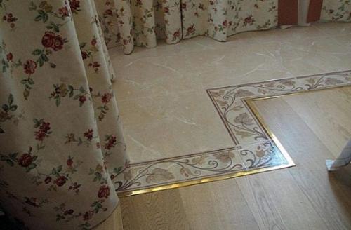 На что клеить потолочный молдинг. Как приклеить молдинг на потолок?