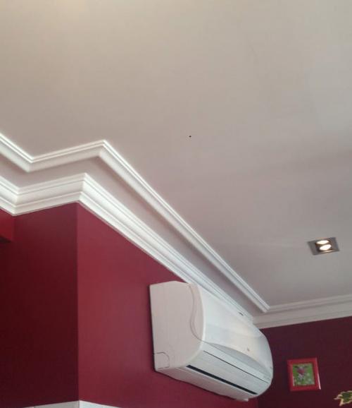 Чем клеить карнизы. Как приклеить галтель если потолок натяжной?