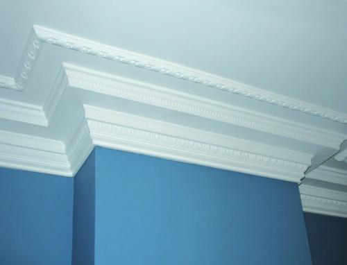 Чем клеить потолочный плинтус из полистирола. Как правильно приклеить потолочный плинтус из пенопласта