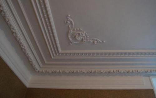 Как клеить широкие багеты. Чем приклеить багет для потолка, чтобы не отвалился