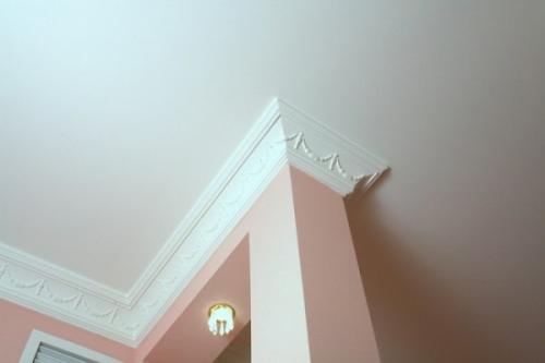 Как клеить широкие багеты. Чем приклеить багет для потолка, чтобы не отвалился