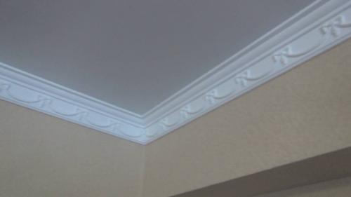 Как клеить широкие багеты. Чем приклеить багет для потолка, чтобы не отвалился